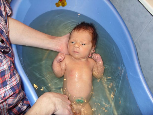 через сколько дней купать новорожденного