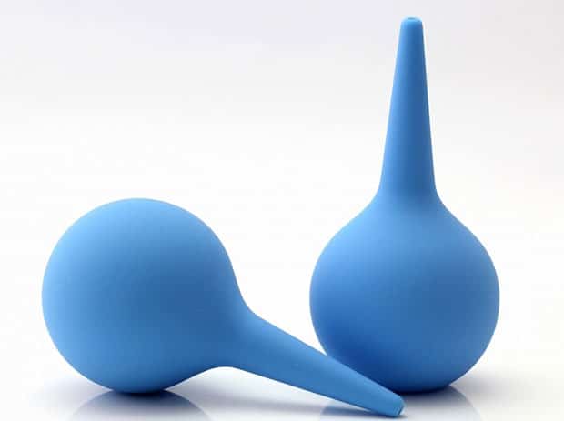 Как поставить клизму новорожденному ребенку правильно